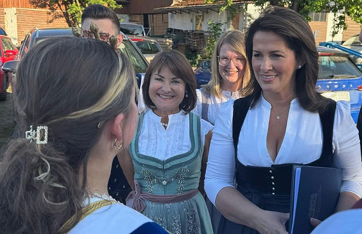 Am 19.05.2025 war Landwirtschaftsministerin Michaela Kaniber zu Gast im Festzelt (©Foto: Krammer) 